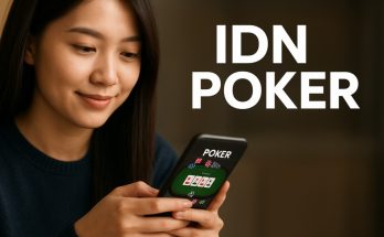 wanita bermain permainan poker online